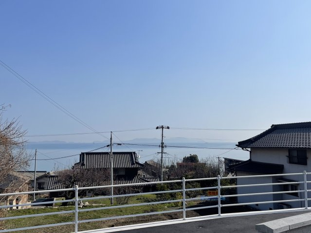 瀬戸内海を一望できる贅沢なロケーション。天気の良い日は遠くの島々まで見渡せ、四季折々の美しい景色を楽しめます。自宅から海を望む暮らしは、日常に非日常の癒しを与えてくれます。