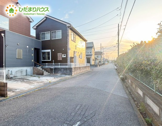 前面道路は5.2Mの公道です♪　広さがありながらも車通りは少ないため焦らずゆっくり駐車可能です♪