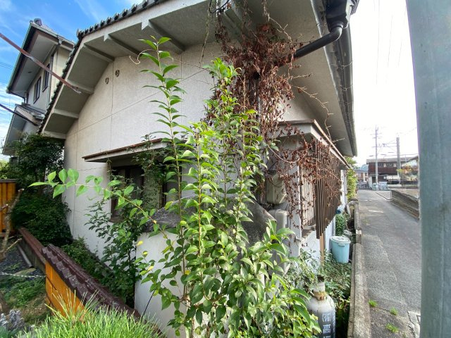 南向きで日当たりの良い立地。前面道路は静かで落ち着いた環境。建物は解体更地渡しです。前面道路は車通りが少なく、落ち着いた暮らし。生活施設へのアクセスも良く、利便性と静けさを両立した住環境。