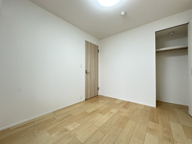 収納が備わっている洋室になります。集中できる趣味のお部屋としてもいいですね。