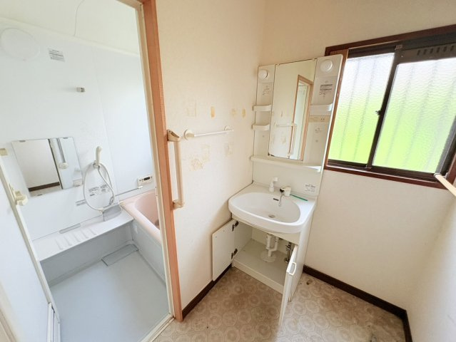 洗面室と浴室が隣接した使い勝手の良い水まわりです。洗面台は収納や鏡を備え、毎日の身支度を快適にサポートします。浴室は一日の疲れをゆっくりと癒せる空間です。毎日の家事や入浴を快適にしてくれます。