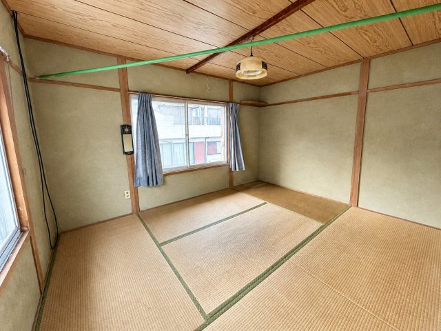二面に大きな窓を配した、日差しが入りやすい6帖の和室