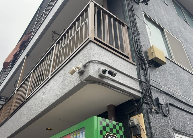 受付はマンションコンシェルジュがいる場合もあれば、管理人が滞在する小部屋を総称して呼ぶことがあります。主にエントランスに設置されていることから、防犯面でも期待ができます。防犯設備がない場合はより安心！