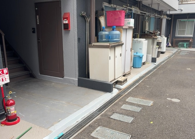 ロビーというと、エントランスと何がちがうの？と思いますよね。実はロビーとエントランスには明確な決まりはありません。物件によっては、エントランスを入って広がるある程度の広さのある空間がロビーとなります。