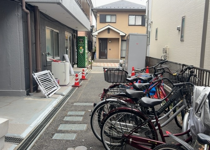 共用部分は、一棟の建物に住む区分所有者全員が共同で所有するとし、共用部分の管理、補修などは、区分所有者で形成される管理組合が行います。個人の判断で勝手に変更することはできませんので覚えておきましょう。