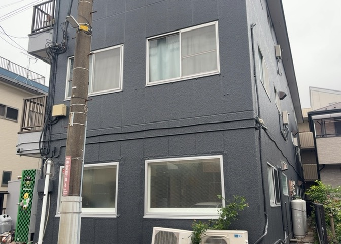 道幅が広い場所は日当たりや風通が良好です。幅が広いのですれ違いも可能ですし大きな車でも駐車可能！一方で、大型車が通ることも多くなるため交通量の増加により騒音に繋がります。また土地の値段が高くなります。