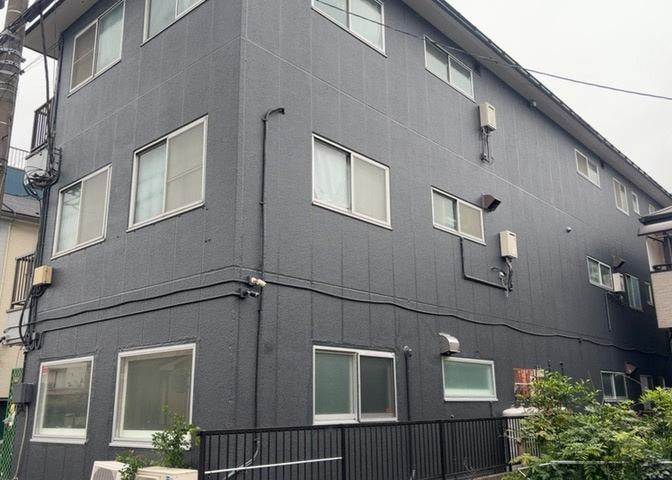 ＲＣ造、Reinforced　Concreteは直訳すると補強されたコンクリートです。主に柱や梁・床・壁が鉄筋とコンクリートで構成おり、鉄筋を組んだ型枠にコンクリートを流し込んで固めたものを指します。