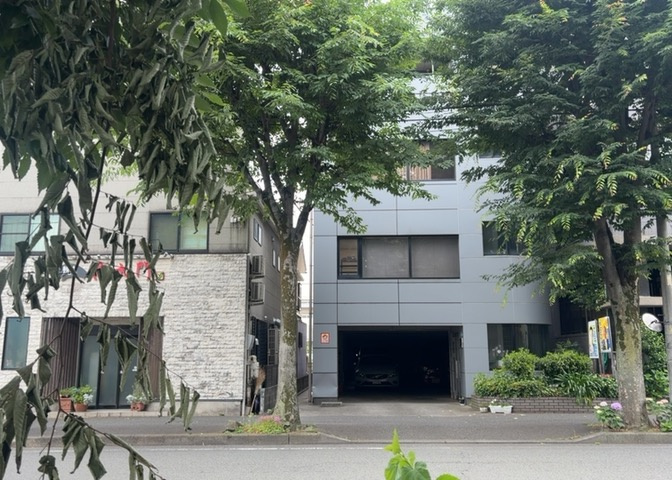 眺望を気にして物件を探す場合、前面に建物が建っていないか現地で確認しましょう！前面に建物があると景色はもちろん、日当たりや風通しにも影響が出てきます。住んだ時のことを想像しながら現地見学をしましょう。