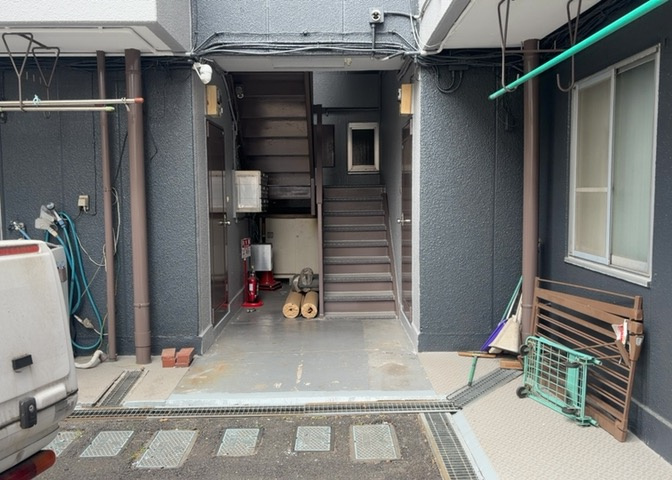 玄関は家の顔でもあり、家族以外の目にも止まる場所です。玄関は外との間を仕切る扉、靴などをしまっておく収納スペース、靴脱ぎのたたきスペース、来客とのやり取りをするドアホンなど複数のアイテムからなります。