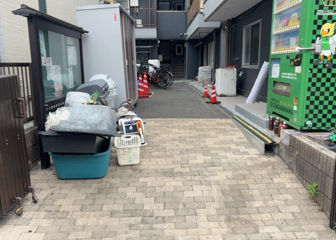 共用部分は、一棟の建物に住む区分所有者全員が共同で所有するとし、共用部分の管理、補修などは、区分所有者で形成される管理組合が行います。個人の判断で勝手に変更することはできませんので覚えておきましょう。