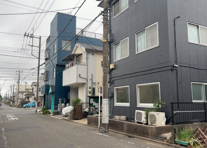 外観はマンション管理がされているかの目安になります。築年数が古いと、壁面は劣化してひび割れが生じることも！建物が古びていても細かいところが修繕されていると、きちんと管理されているなぁと感じるでしょう。