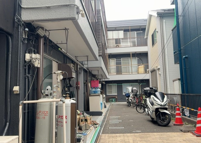一般的なバルコニーは、奥行1.5ｍ程ですが、ワイルドバルコニーは2ｍまで広がっています。そのため洗濯物の間隔をあけ干すことができ、乾きやすいというメリットや、ガーデニングが楽しめる等の特徴があります。