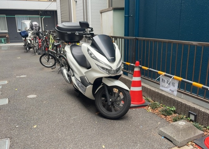 車一台あたりに必要なスペースは、標準サイズの普通自動車で横幅2m50cm、長さ5mは必要になります。ただし、乗降のことも考慮して横幅3m30cm、長さ5m50cmほどは確保できるところを選びましょう。