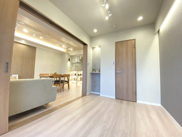 LDKと隣接した洋室は、リビングを広く使う事もできるので汎用性が高い間取りになってます。