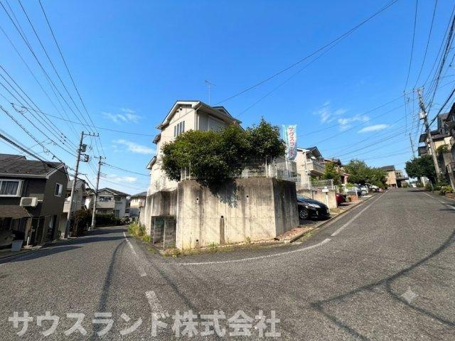 落ち着いた色合いの住宅が並ぶ、緑豊かで閑静な住宅街に位置しています。静かで穏やかな住環境は、お子様がのびのびと成長できるだけでなく、パパやママも毎日リラックスして心ゆたかにお過ごしいただけます。