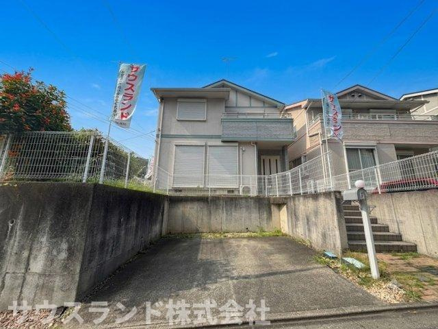 道路から少し高い位置に建てられているため、外を歩く人の視線が気にならずプライバシーがしっかりと守られます！南側からの温かい日差しがお部屋の奥まで届き、毎日ポカポカと心地よくお過ごしいただけます。