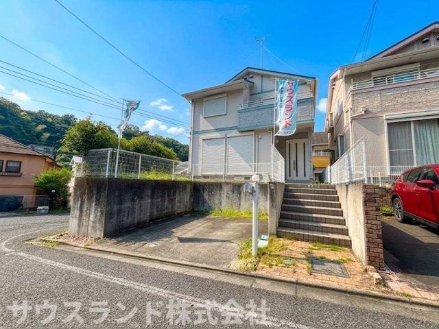 ゆとりのある駐車スペースは、お車の出し入れがしやすく運転が苦手なパパやママも安心です。前面道路との段差も少なく設計されているため、自転車の出し入れやベビーカーを押しての外出もスムーズに行えます。