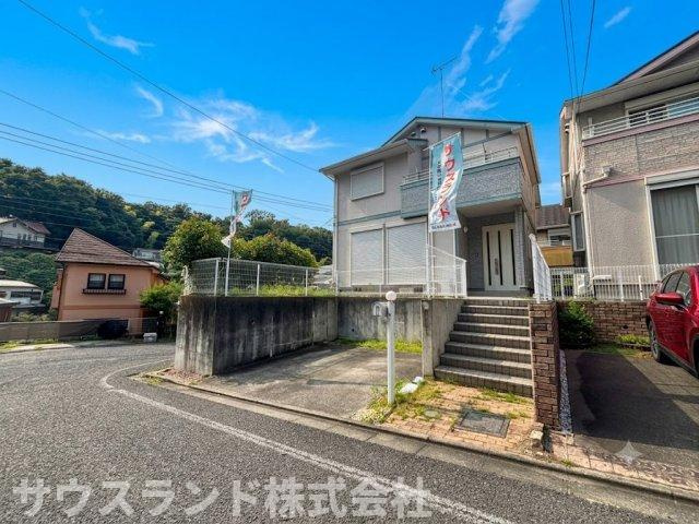 お家の前の道路はゆとりある幅が確保されており、大きめのお車でも焦らず落ち着いて駐車することができます！見通しも大変良好ですので、小さなお子様と一緒にお散歩へお出かけする際も安全に歩き出せますね。