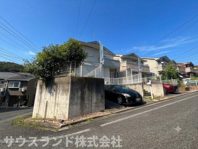 周辺は車の通り抜けが少なく、交通量が落ち着いた穏やかな住環境です。不審な車も入り込みにくいため防犯面でも安心感がありますね。お子様が家の前で遊ぶ際も、地域全体で優しく見守ることができる環境です。