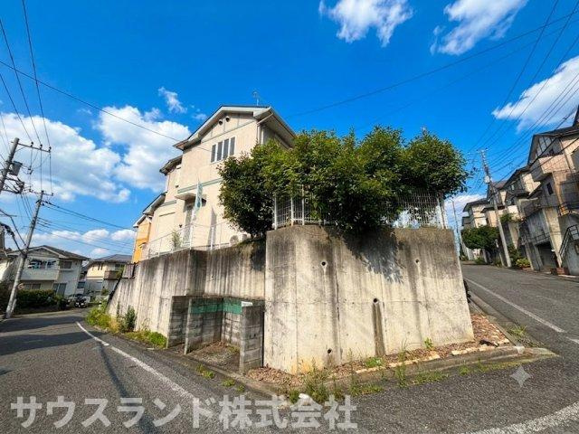 角地に位置しているため、隣接する建物が少なく風通しや日当たりの良さを存分に感じられます。爽やかな風がお家全体を通り抜け、お天気の良い日にはお洗濯物がカラッと乾いて家事の負担もグッと減りそうです。