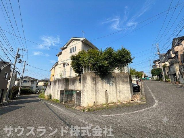 交差点の見通しが良く、お車を運転する際も歩行者や自転車をしっかりと確認できて安全です。周辺には光を遮るような高い建物がないため、どのお部屋にも爽やかな風と明るい光がたっぷりと舞い込んできます。