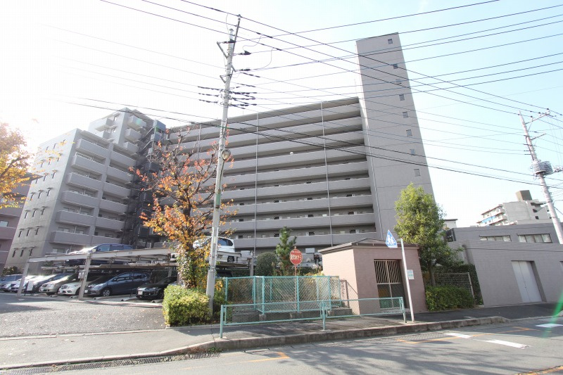 前面道路から望む全景。敷地にゆとりがあり、採光や通風にも配慮された、落ち着いた住環境が魅力です。