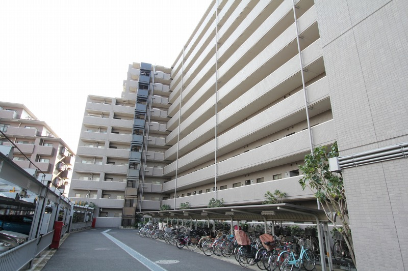 屋根付き駐輪場を備えた敷地内。共用部まで丁寧に管理されており、快適なマンションライフを支える住環境が整っています。
