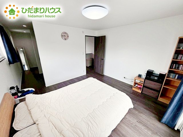 主寝室は広々していて安らげる空間に。大きな窓から光が差し込み、朝の目覚めも良さそう♪