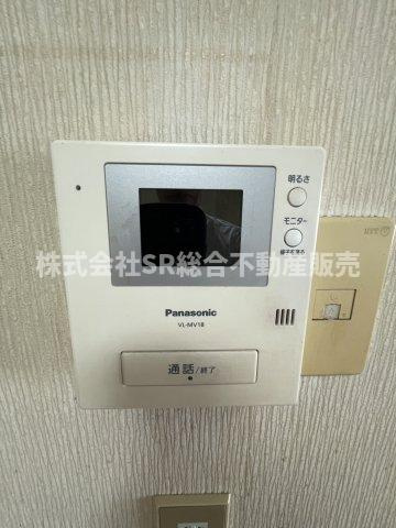 来客時に直接顔を合わせずにやりとりしたり、不審者の侵入を防いだりとセキュリティー面で重宝する設備です！