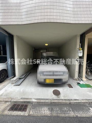 お車をお持ちの方には必要な駐車場は駐車スペース1台分（奥5.2m×幅3.3m×高2.3m、車種による）です！ビルトインガレージで直接玄関と行き来できるので雨に濡れません！