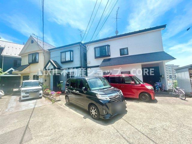 ゆったりとした駐車スペースがございますので、大きめのお車でも駐車可能です。