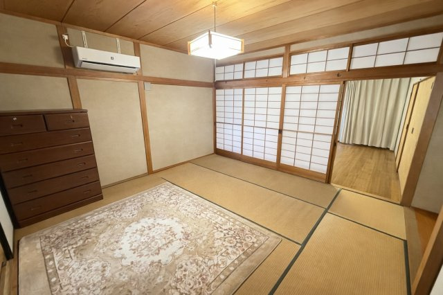 広さにゆとりのある8帖の和室は、主寝室としてもおすすめの空間です。障子や木の柱が醸し出す落ち着いた雰囲気が魅力です。隣室と繋げて、開放的に使うことも可能です。和の趣を大切にしたい方におすすめです。