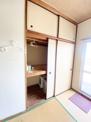 和室には押入れがあって収納広々♪