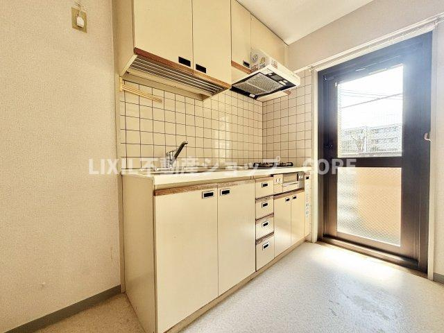 勝手口付きで換気・通気性良好！お料理のにおいがこもりにくく、ゴミ出し動線もスムーズです。