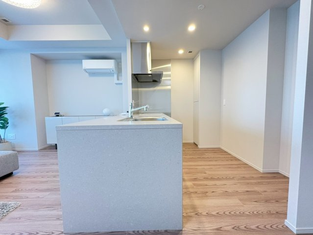 【リビングダイニング】広々FIX窓がありお部屋に開放感◎