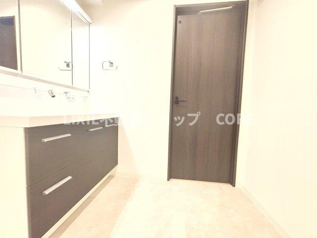 落ち着いた空間を演出するカラーと、ゆったり落ち着いてお使い頂ける広さが魅力のパウダールーム。