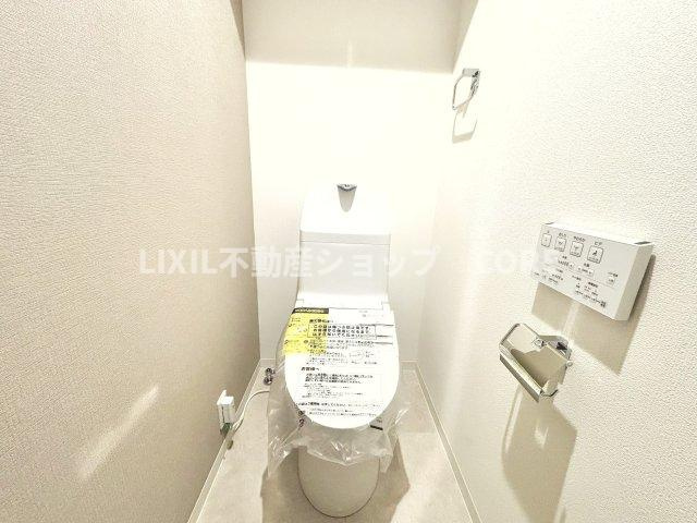 見た目もスッキリとしたデザインのトイレには温水洗浄暖房便座付き。