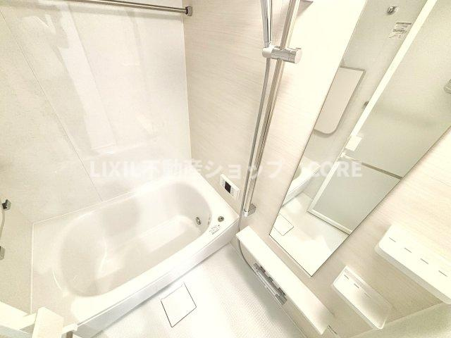 ご家族との憩いの場として、一日の疲れを癒す場として、ゆったりと足を伸ばしてくつろげる浴室。