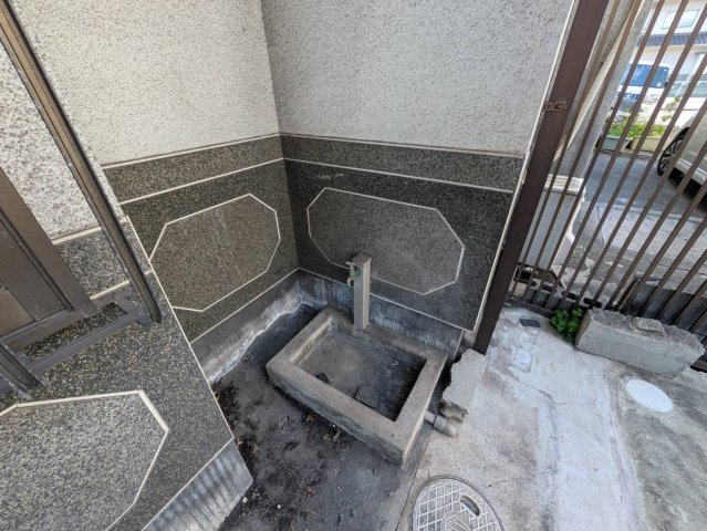 敷地内に設置された外水栓は、洗車やガーデニング、掃除など日常のさまざまな用途に便利です。玄関付近にあるため使い勝手も良く、外での作業をスムーズにサポート。ちょっとした水仕事にも重宝する設備です。