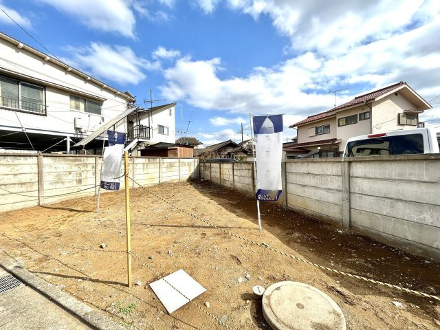 駐車場に隣接した開放的な環境です。