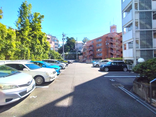 敷地内駐車場　ご都合のよろしい日時に現地をご案内させて頂きます！是非、お問い合わせお待ちしております!!
