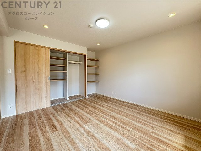 明るい色合いのフローリングとクロスを使用した洋室は家具やインテリアとも調和しやすく空間が広く感じられ開放感を生み出します。自然光を効果的に反射し、室内を明るく保つため、日中の照明使用を抑えられます。　