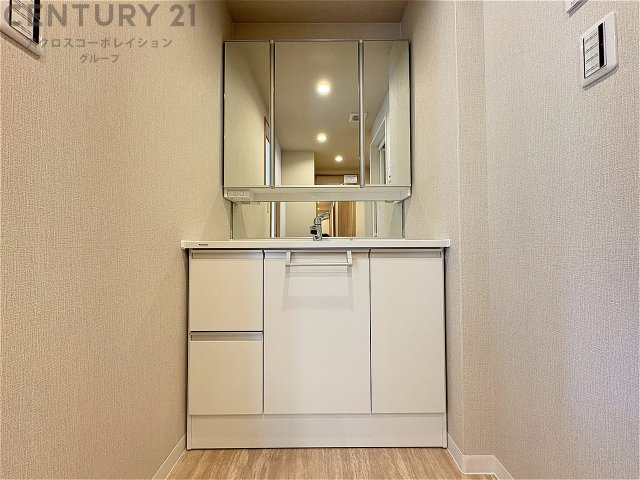 化粧品や洗顔料、歯ブラシなどの必需品をまとめて置ける収納スペースがあり、使用するたびに取り出す手間が省けます。また、水回りのため、濡れても大丈夫な素材が使用されており、お手入れが簡単です。　