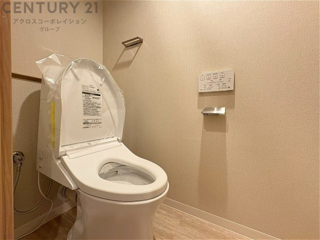 温水洗浄便座付トイレは温水洗浄機能により、暖かい水でおしりを洗浄することができ、冷たい水を使う従来の便座に比べ、温水洗浄機能で暖かいトイレを提供し、快適な使用を可能にします。　