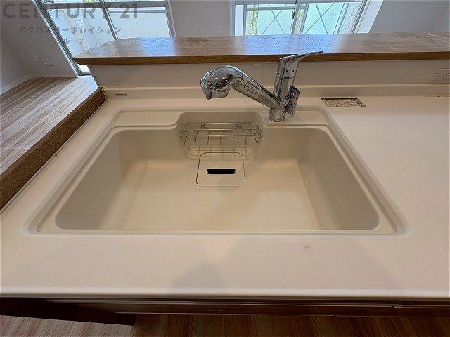 大きなシンクでお鍋などの大きな調理器具を洗う際にも便利です。　
