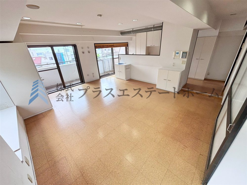 LDKは約22.0帖の広さ。リビングは落ち着いた色合いのフローリングが特徴です。