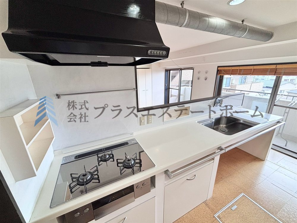 キッチン天板は白、収納扉も白色をセレクトし、優しい雰囲気を醸し出しています。