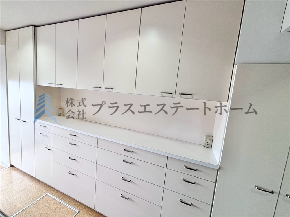 キッチン背面のキッチンボード♪たっぷり収納できます♪