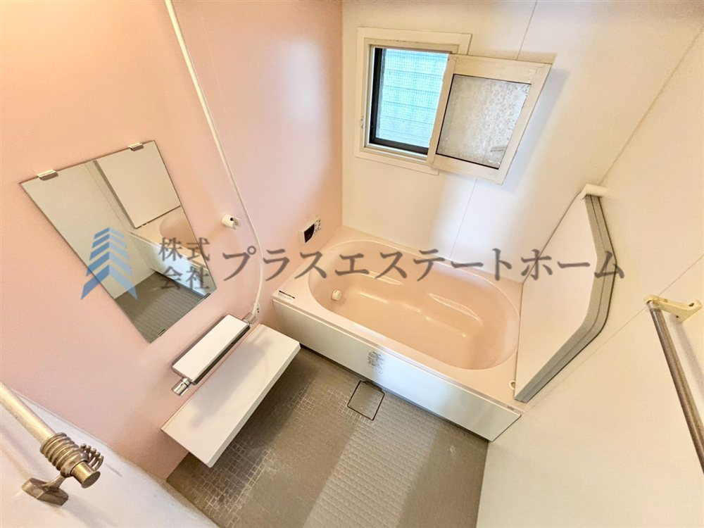 窓付きの浴室は採光、換気、開放感の向上などの多くのメリットがあります♪
