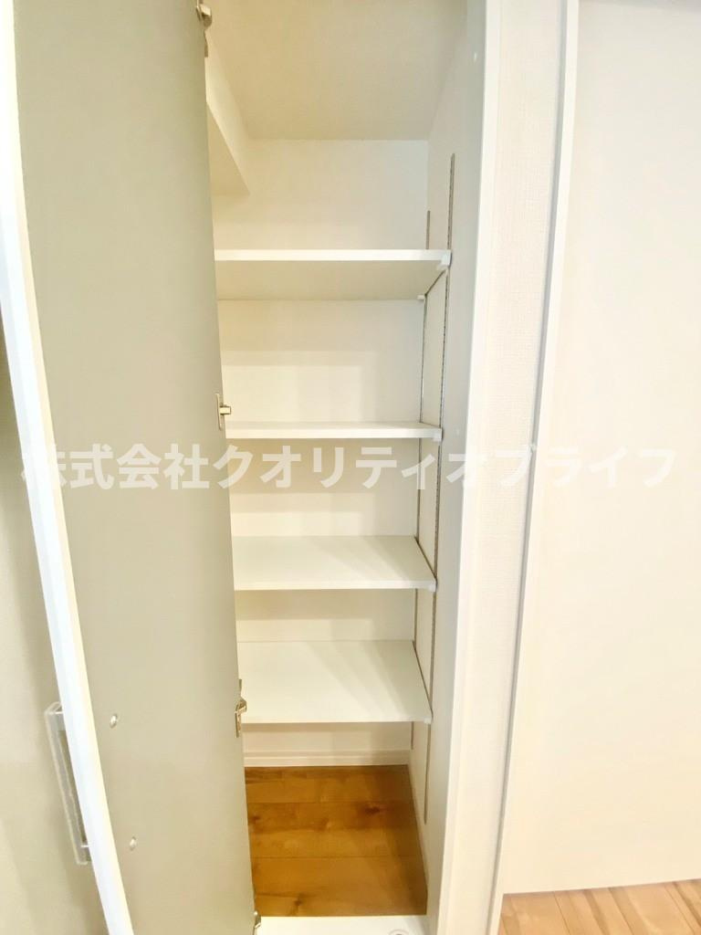 リビングにも収納スペースございます